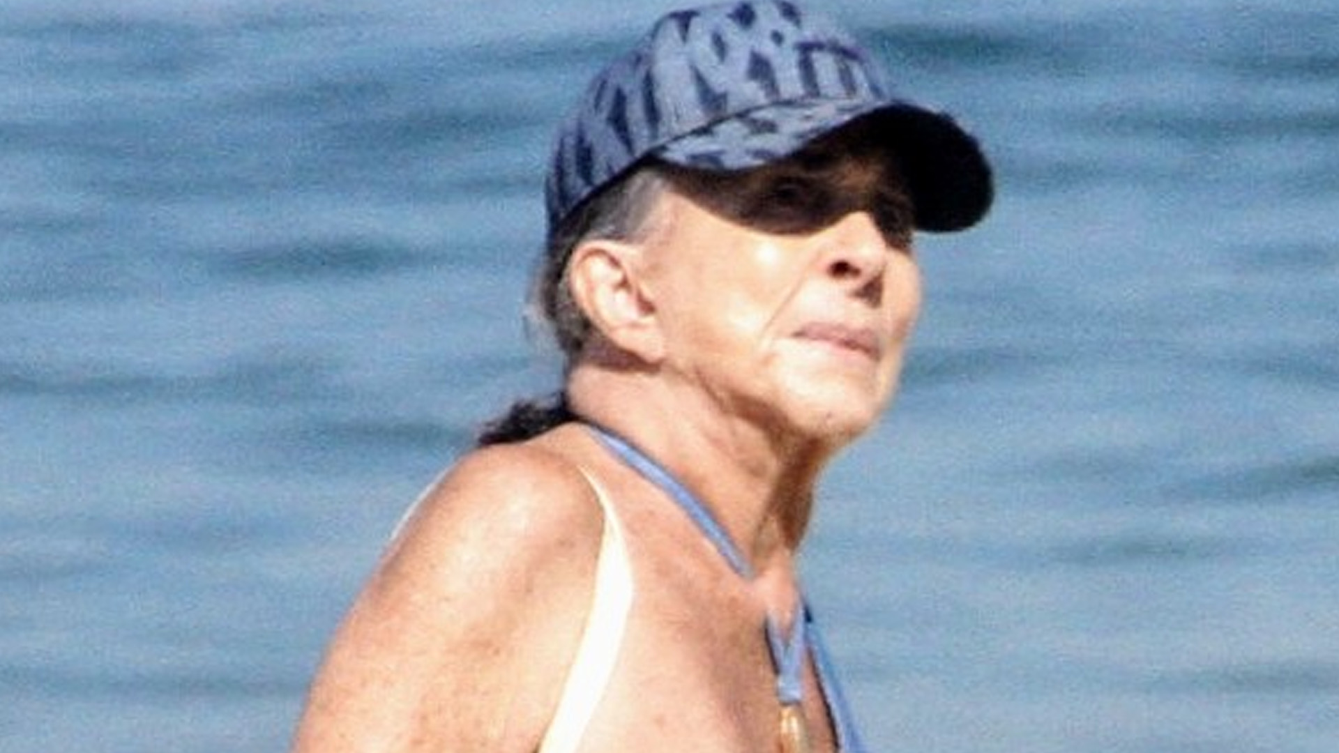 Aos 82 anos, Betty Faria curte praia de maiô e desfila corpão intacto