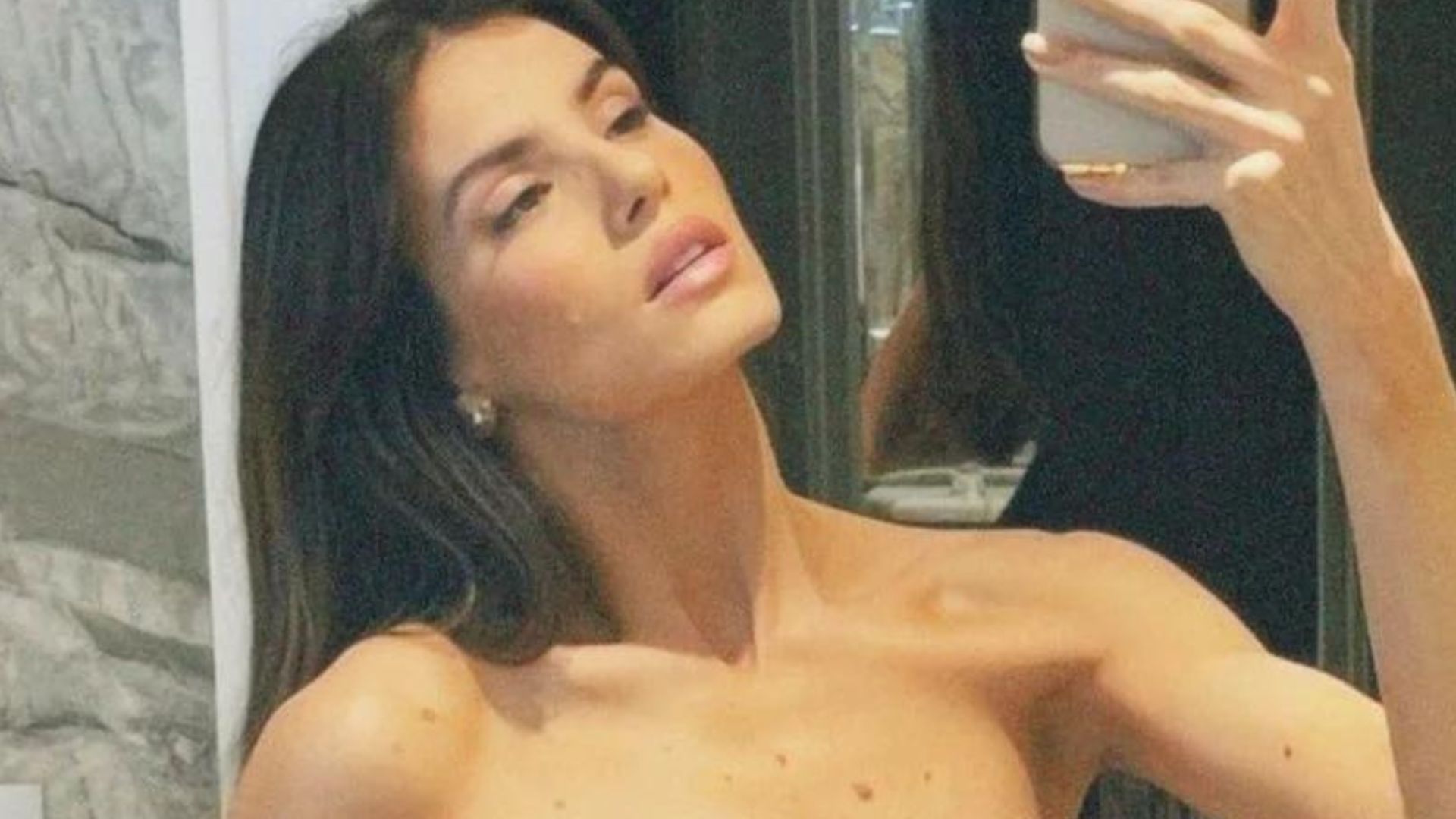 Camila Queiroz exibe calcinha vazia em foto e impressiona: “Parece que não tem nada”
