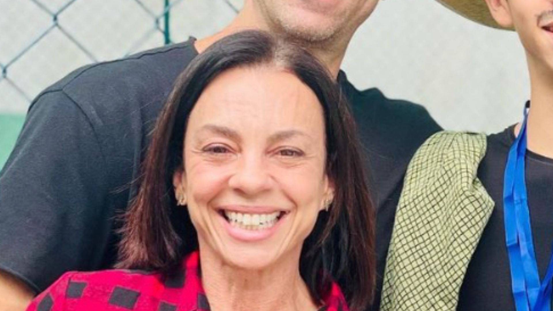 Lembra dela? Carla Marins posa com o marido e o filho em clique raríssimo: “Família linda”