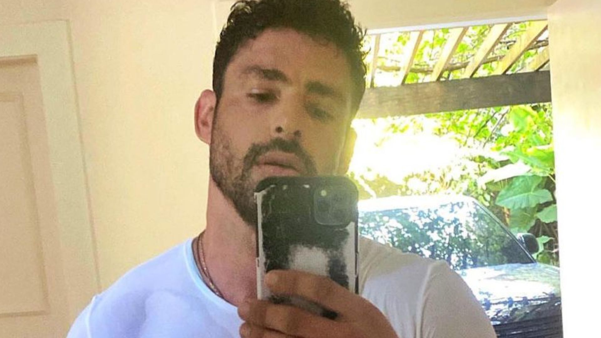 Cayã Reymond exibe corpão malhado com camisa branca molhadinha de suor: “Gostoso”