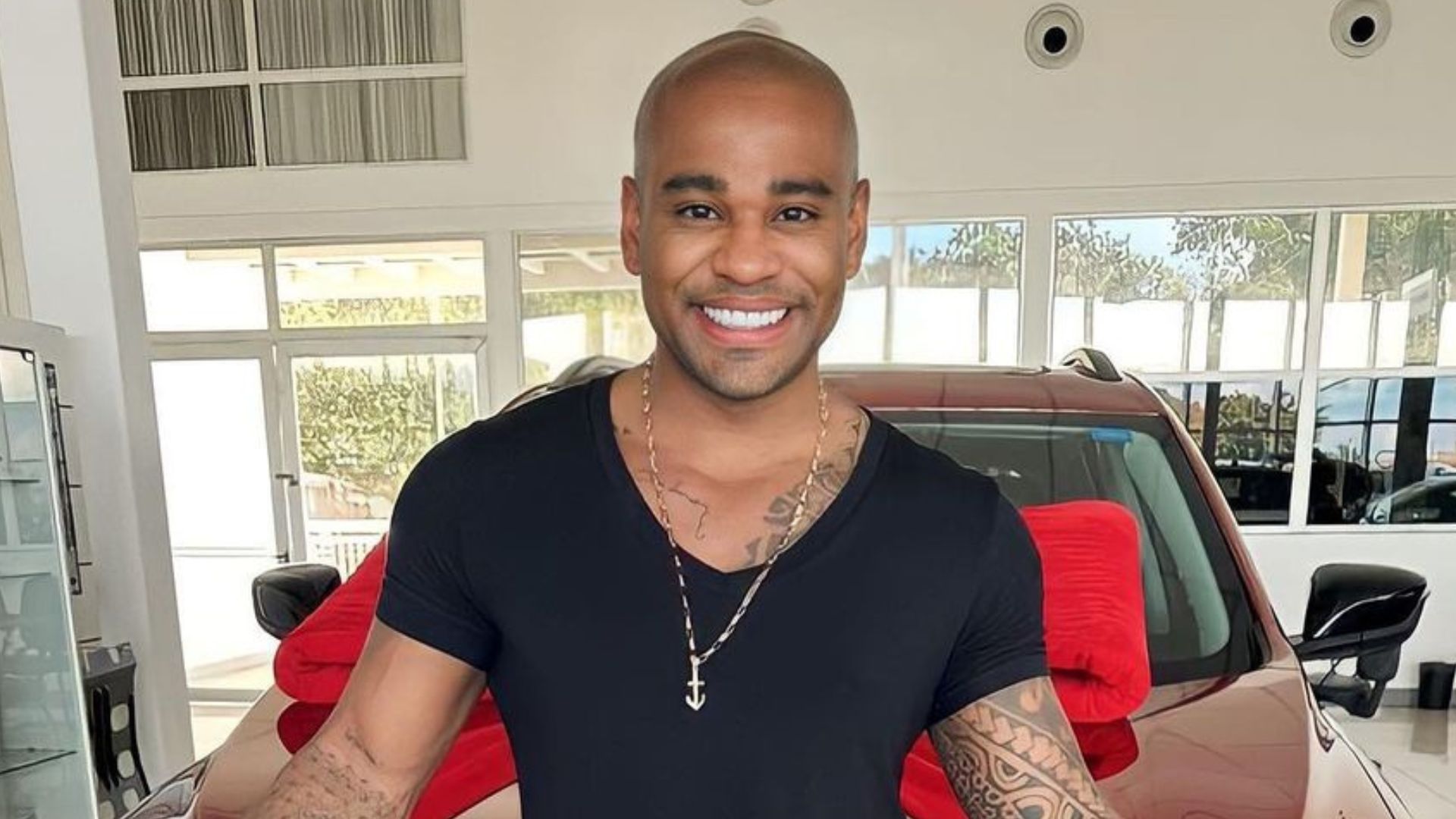 Cezar Black comemora ao receber carro que ganhou no BBB23: “Valeu a pena”