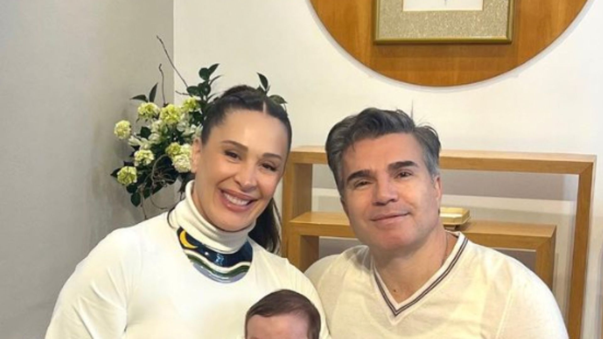 Claudia Raia gera polêmica ao levar o filho para outra igreja: “Não batizou na Católica?”