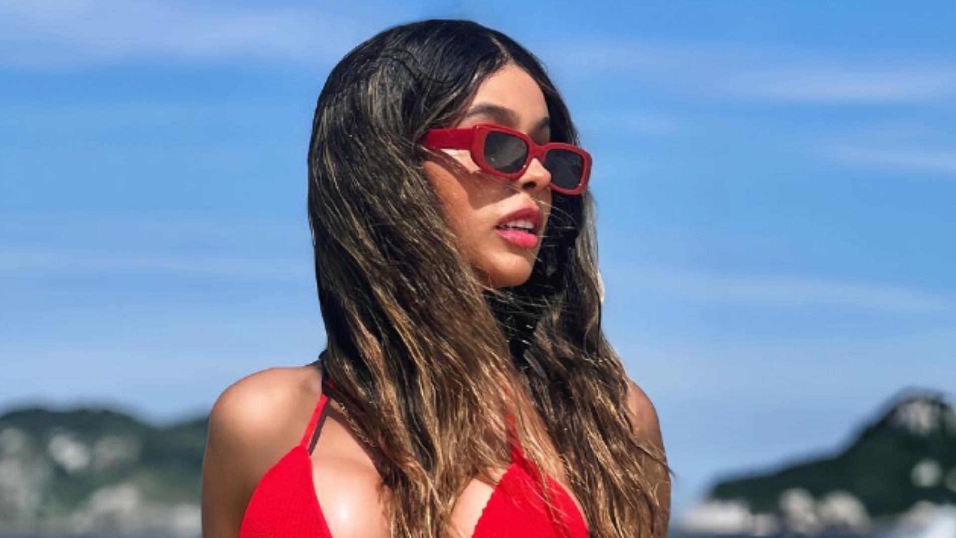 Ex-gospel, cantora Ella posa de biquíni após transição de gênero: “Gostosa”