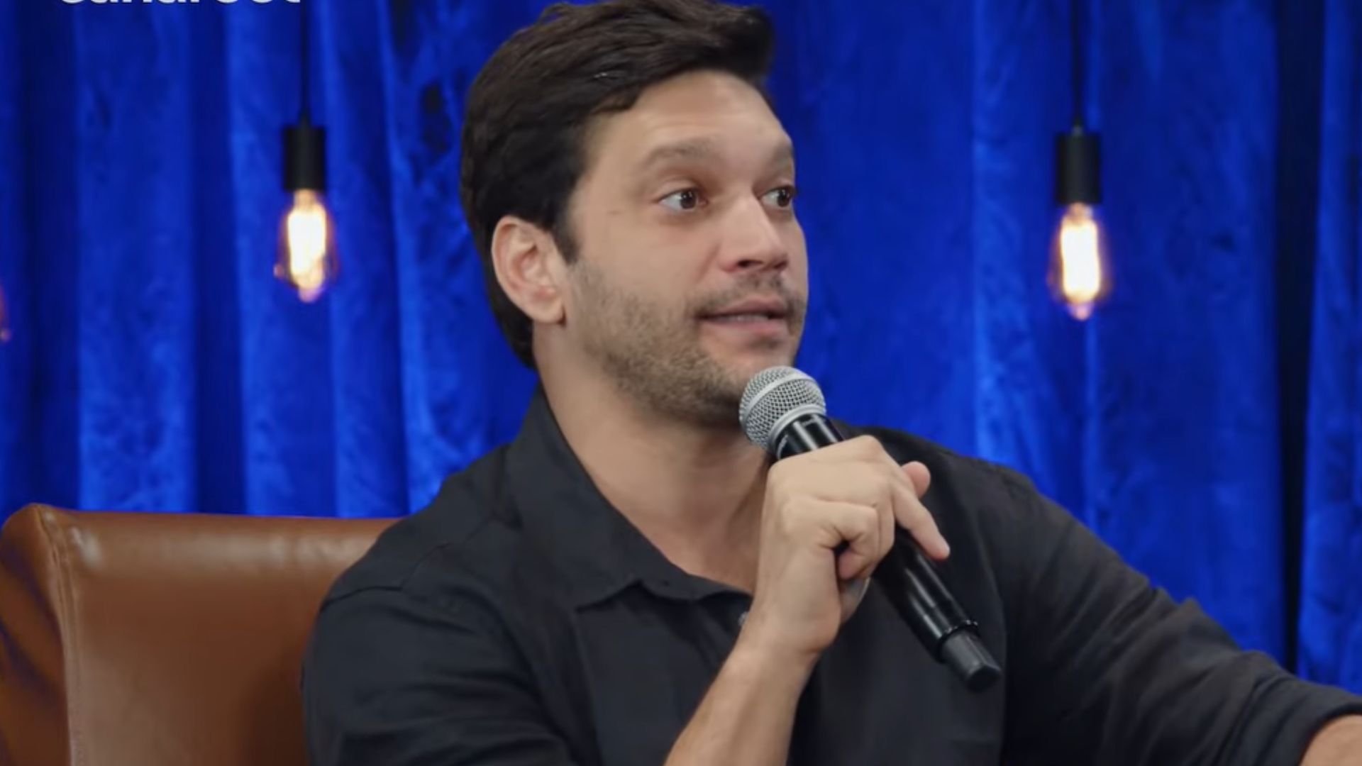 Ex-Global, Armando Babaioff expõe acidente em cena de estrangulamento: “Caí na hora”