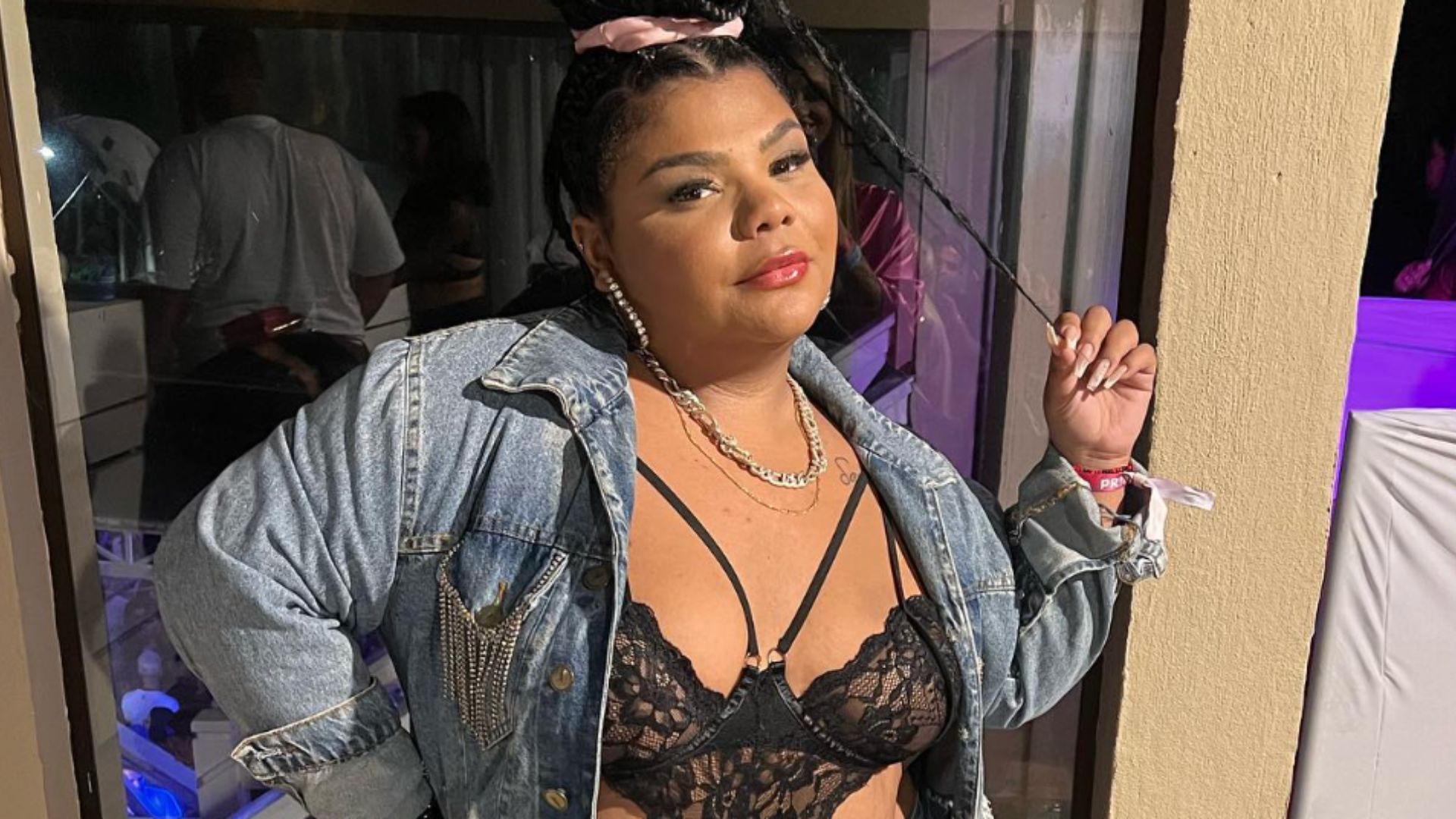 Filha de Arlindo Cruz vai para noitada com lingerie cavada e jeans: “Escândalo”