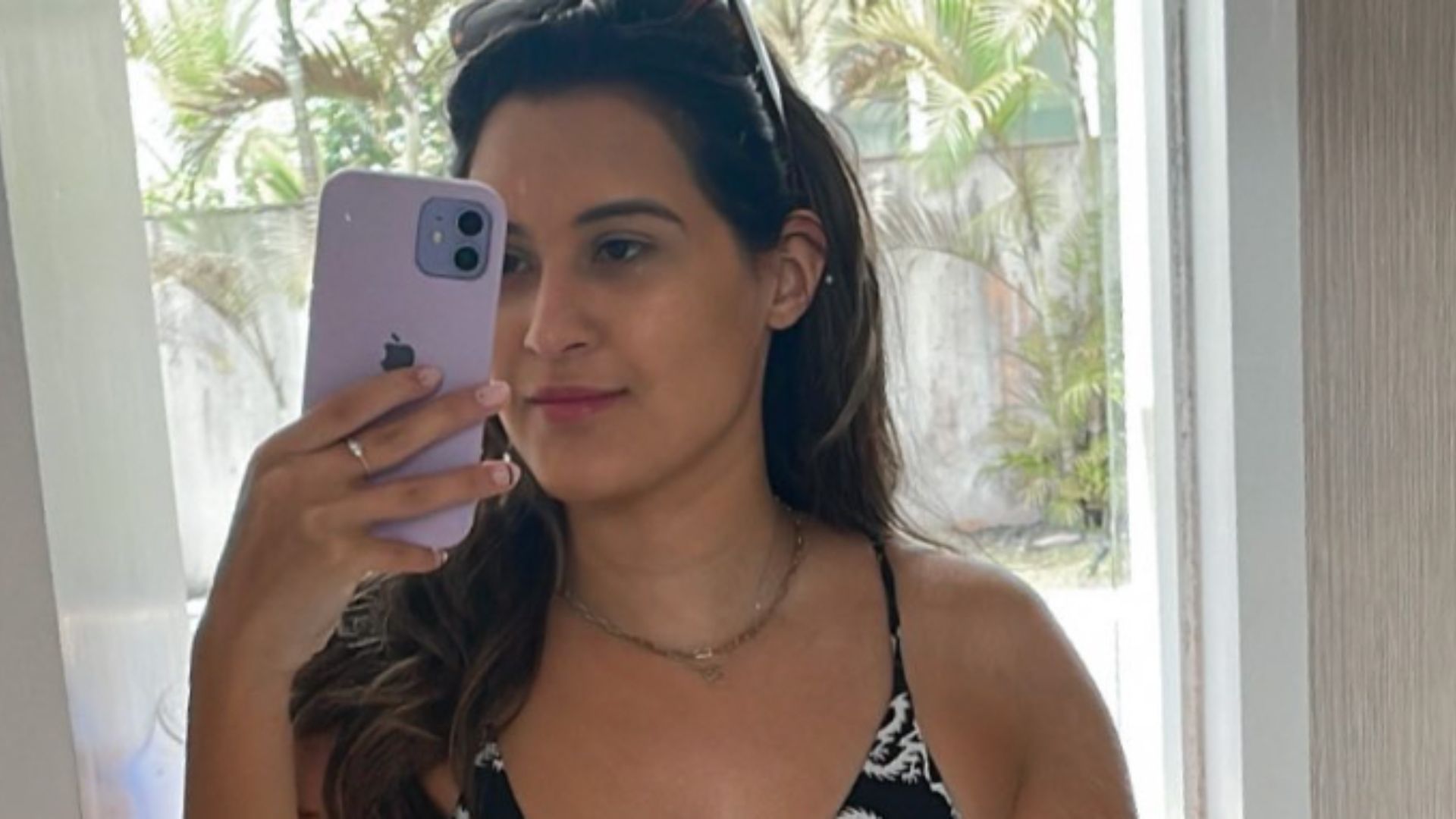 Filha de Fátima Bernardes posa de biquíni e dá ajeitadinha na calcinha: “Magra”