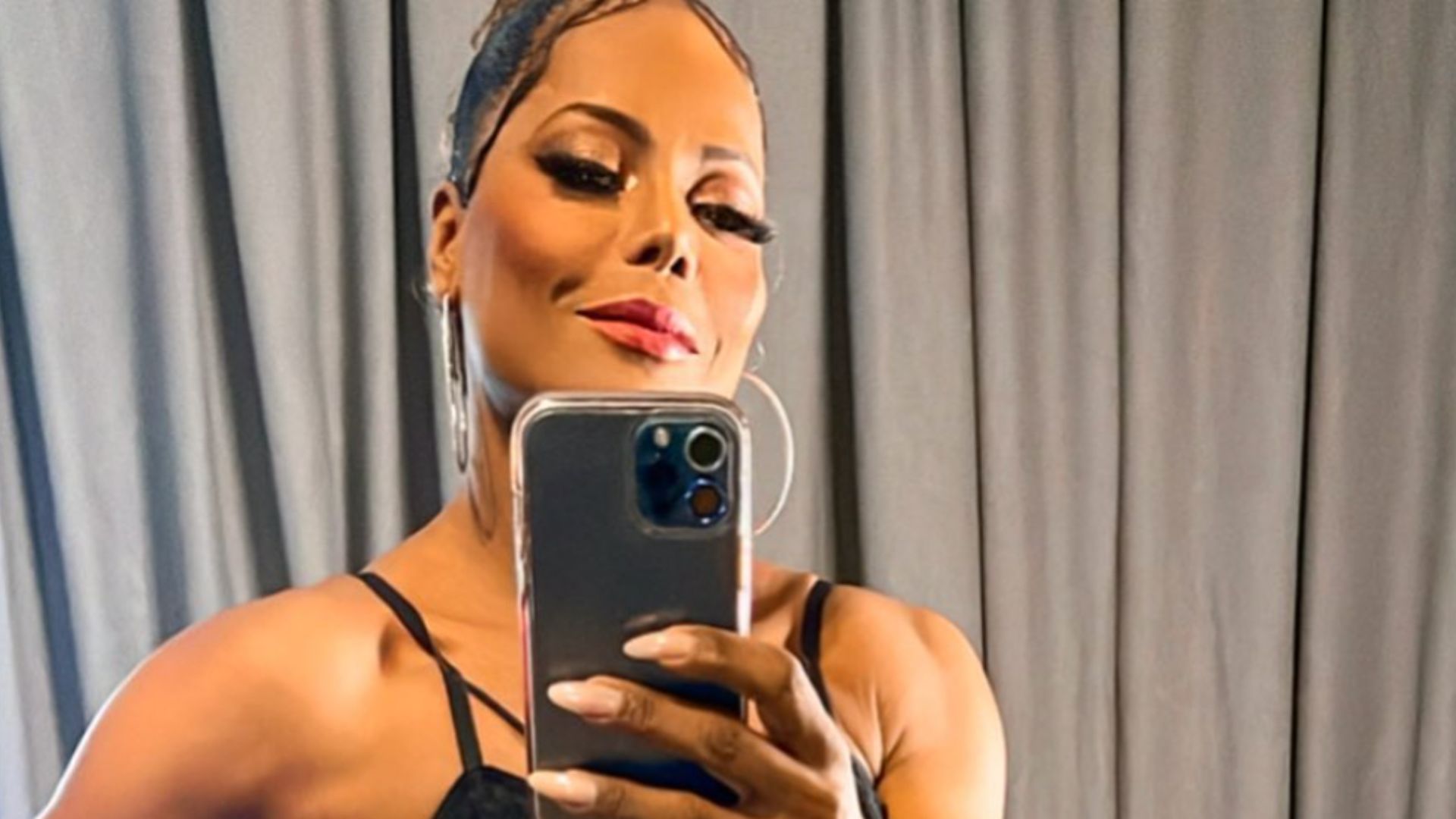 Adriana Bombom gera polêmica ao exibir a barriga em foto: “Muito masculina”