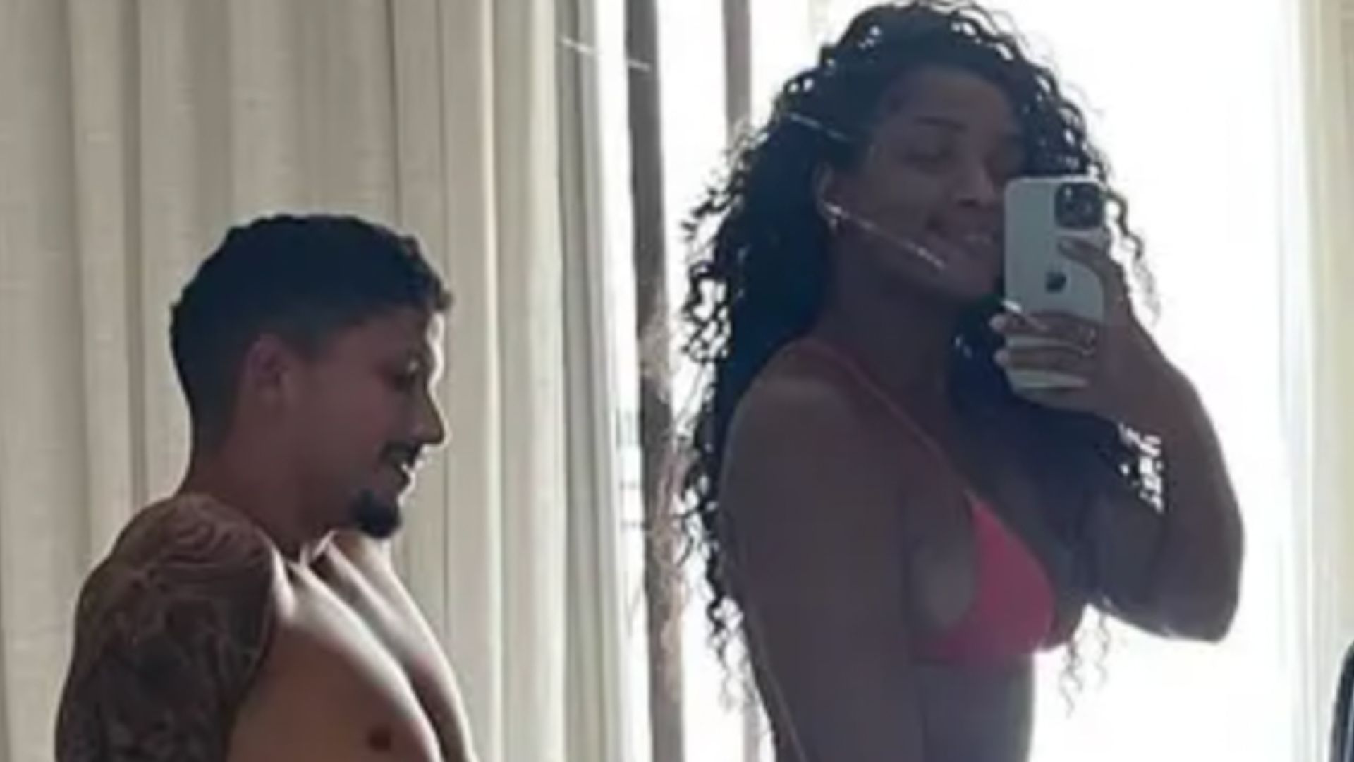 De biquíni, Iza mostra atitude e senta no colo do namorado em foto: “Passei mal”