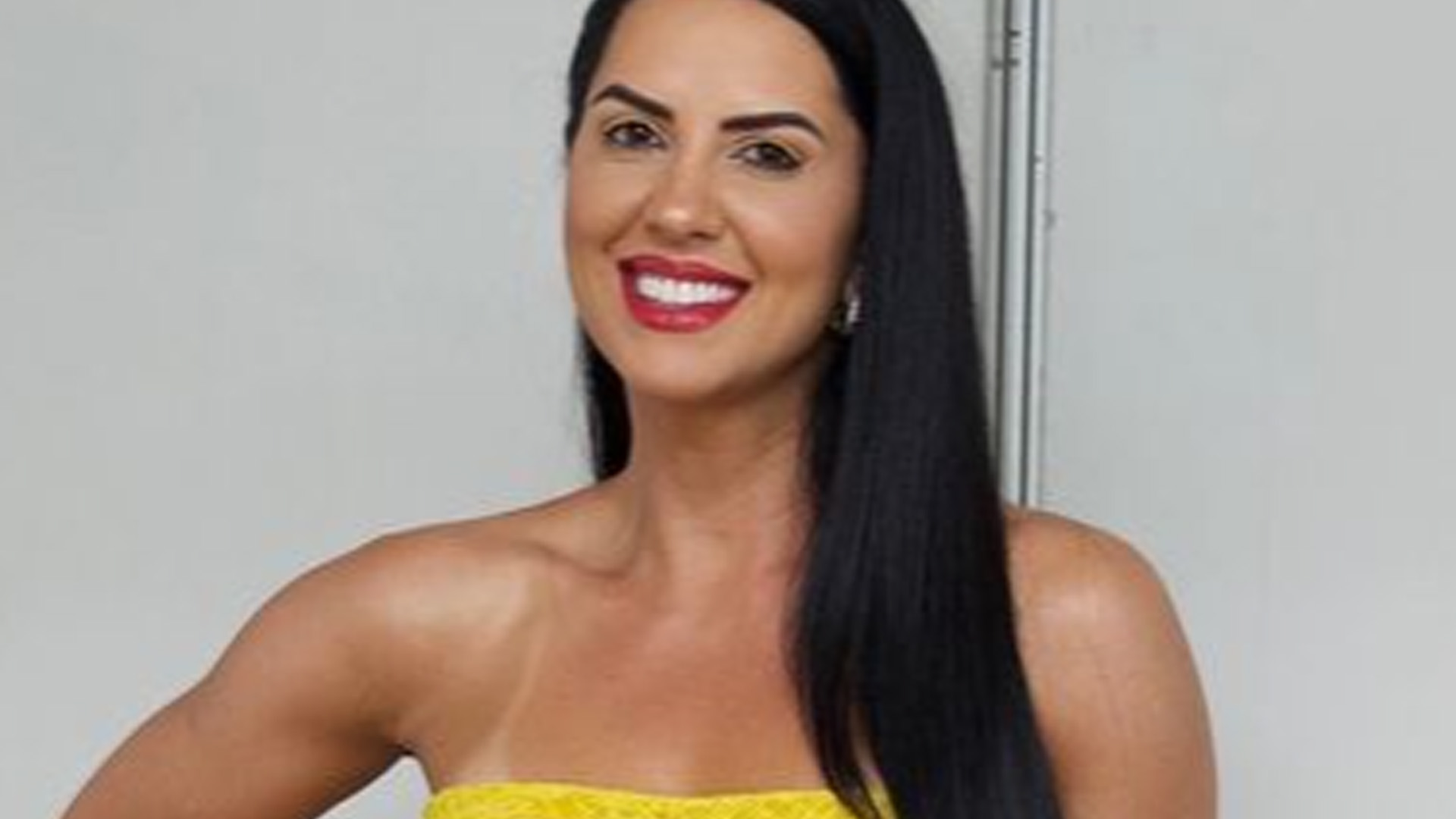 Graciele Lacerda resgata primeiro vestido presenteado por Zezé: “Não é que serviu?”