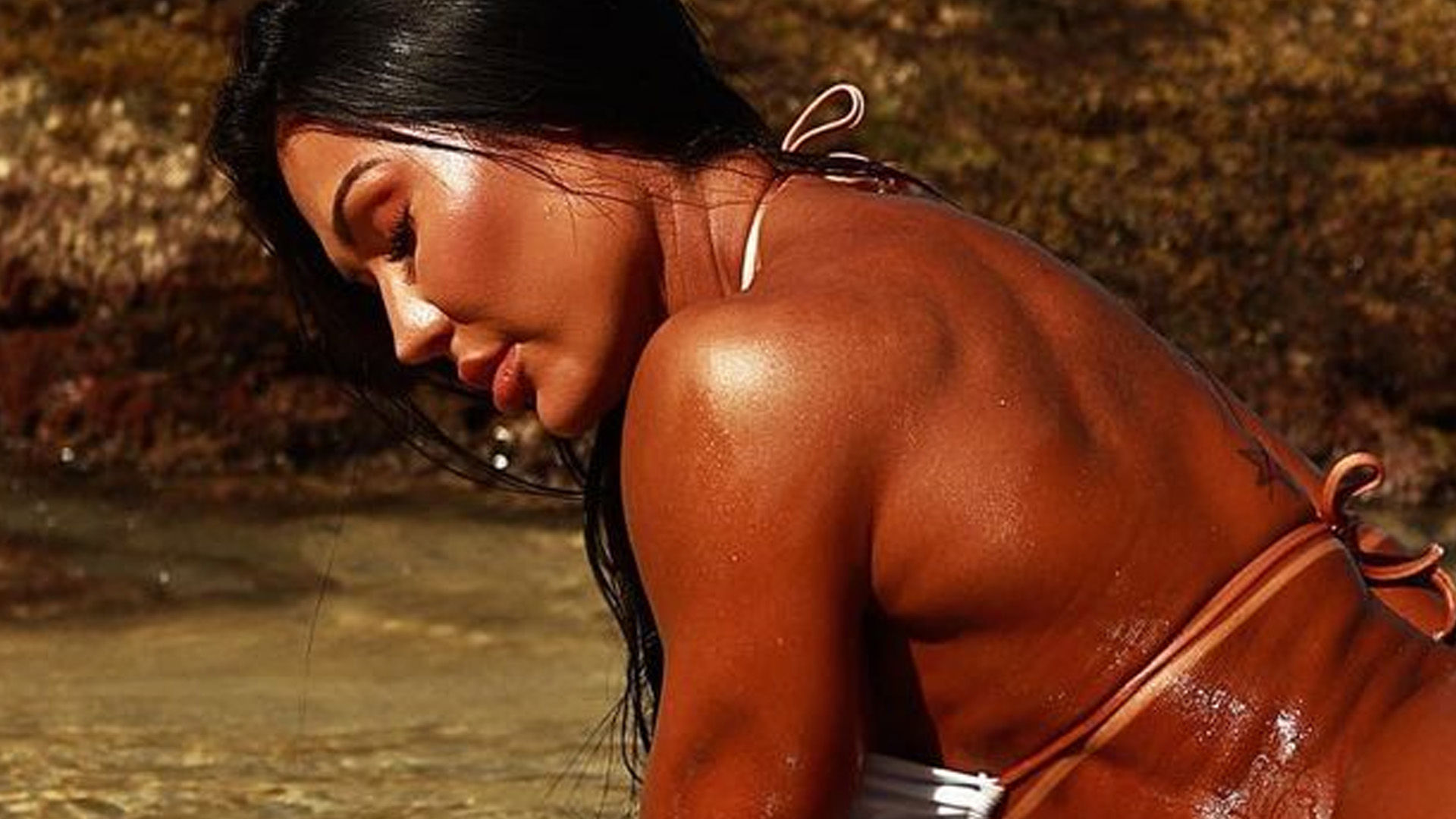 Gracyanne Barbosa aparece de quatro na praia e abre apetite de fãs: “Caramelizada”