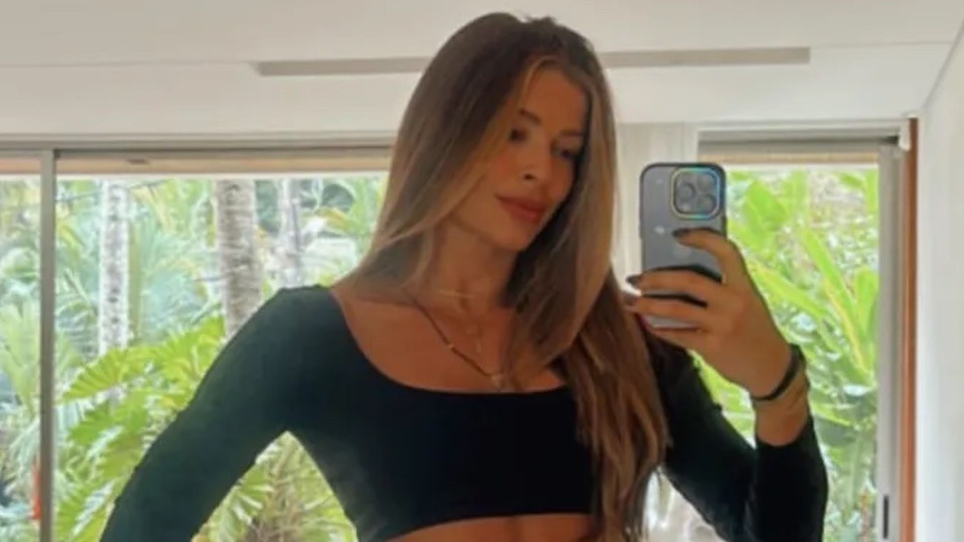 Que mulher! Sem calcinha, Grazi Massafera marca intimidade em shorts apertadinho