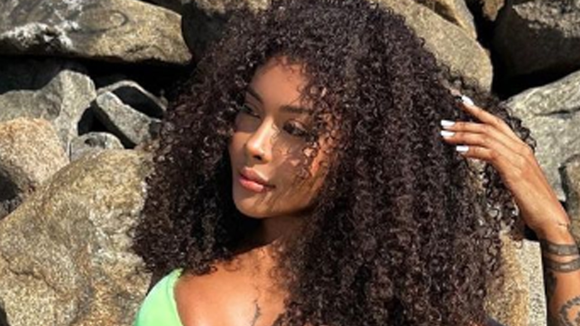 Irmã de Gracyanne Barbosa, Giovanna Jacobina deixa tatuagem secreta aparecer sob biquíni: “Espetáculo”