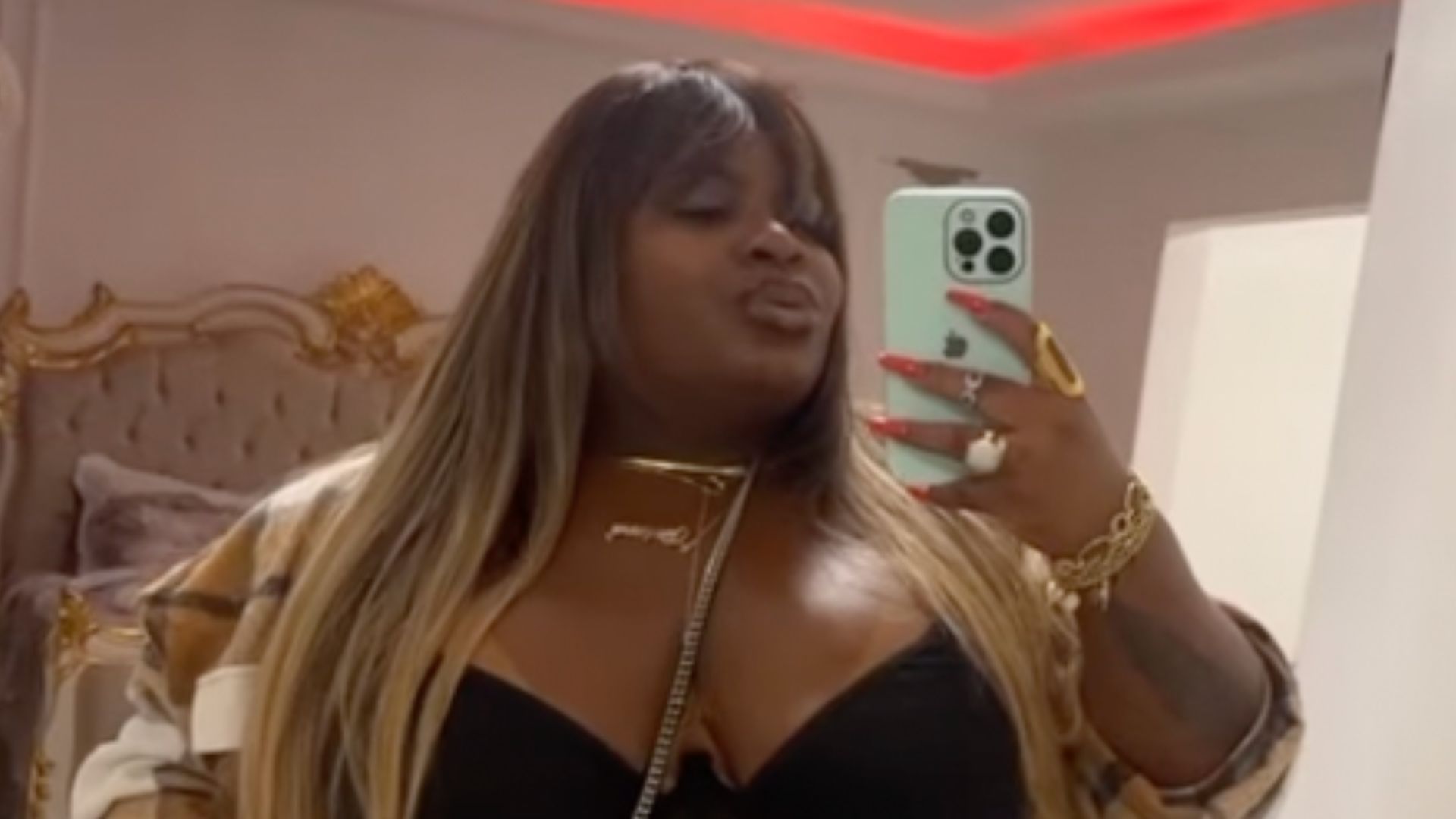 Ela secou! Jojo Todynho surge de top e minissaia para curtir noitada com amigos