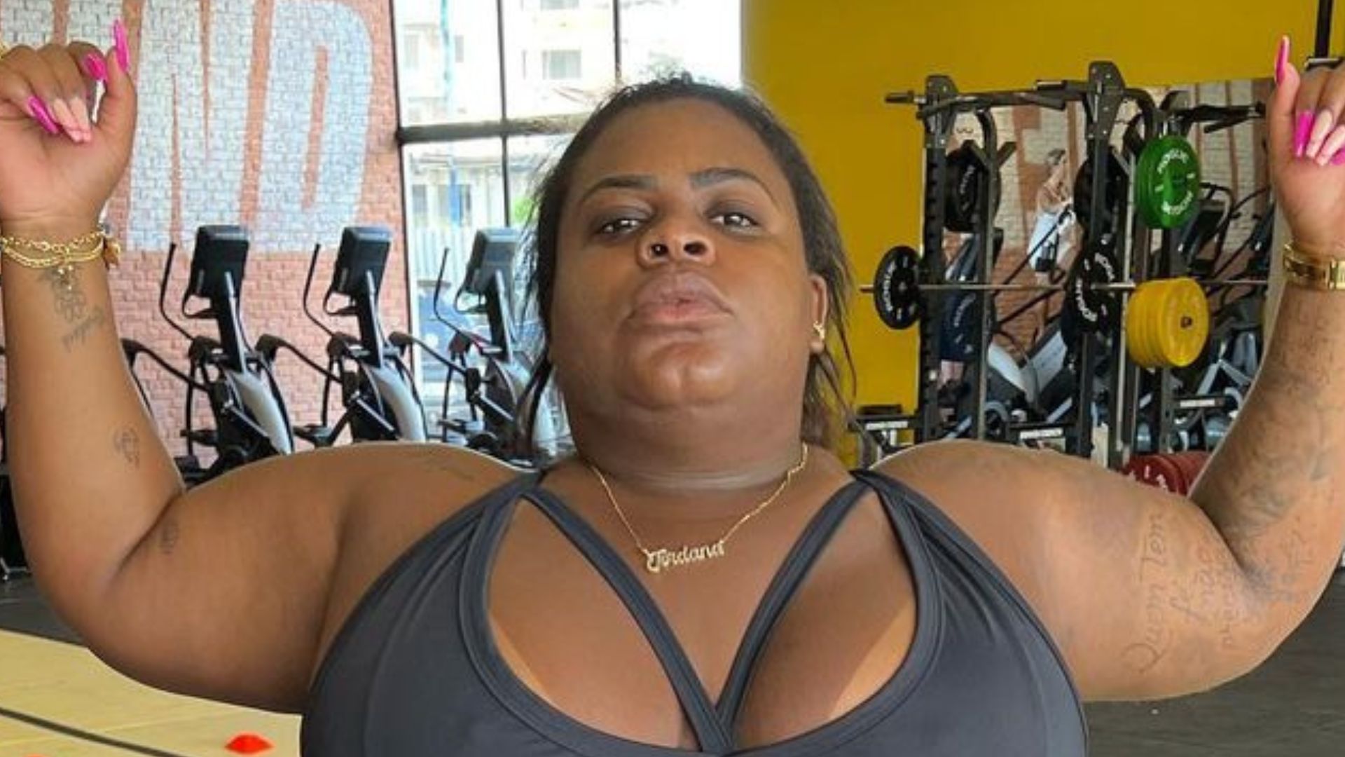 De top e calça coladinha, Jojo Todynho marca corpão e impressiona: “Tá magra”