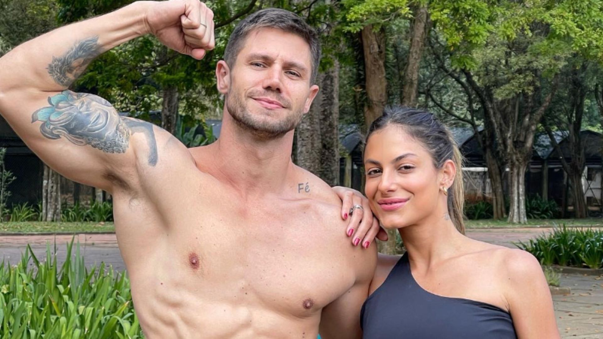 Sem cueca, Jonas Sulzbach exibe volumão em clique com Mari Gonzalez: “Dei zoom”
