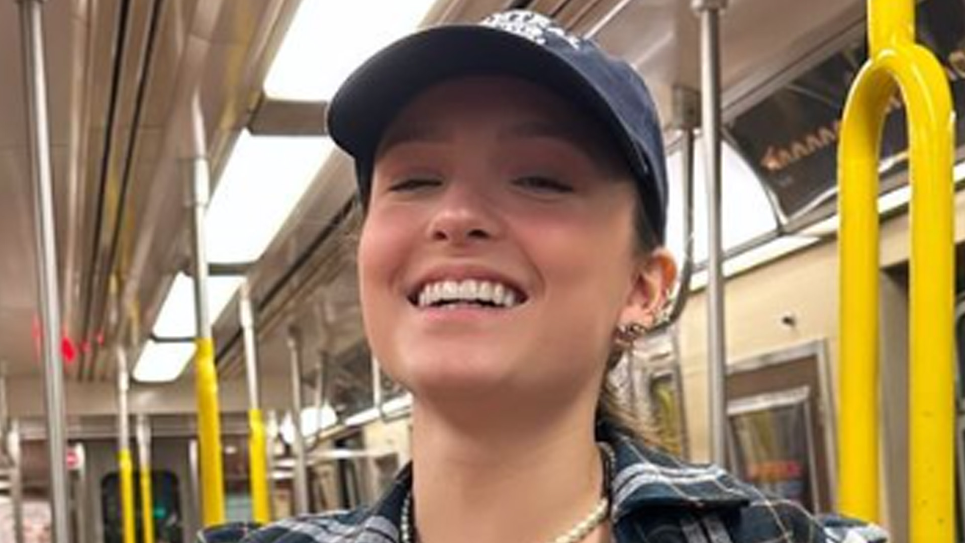 Larissa Manoela se arrisca no metrô com bolsa de R$ 13 mil: “Bora”
