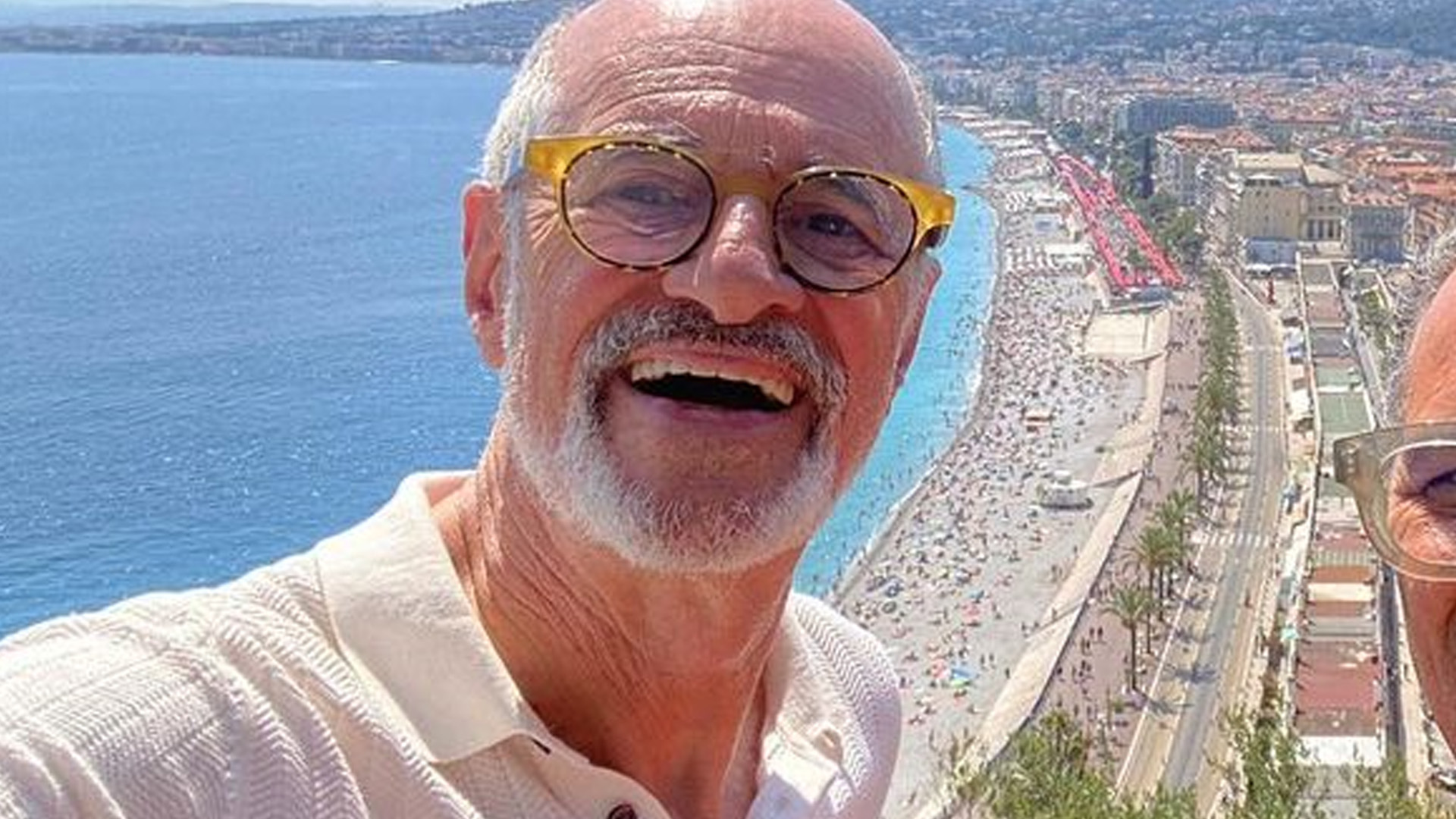 Discreto, Marcos Caruso comemora data especial com namorado na Europa: “50 anos”