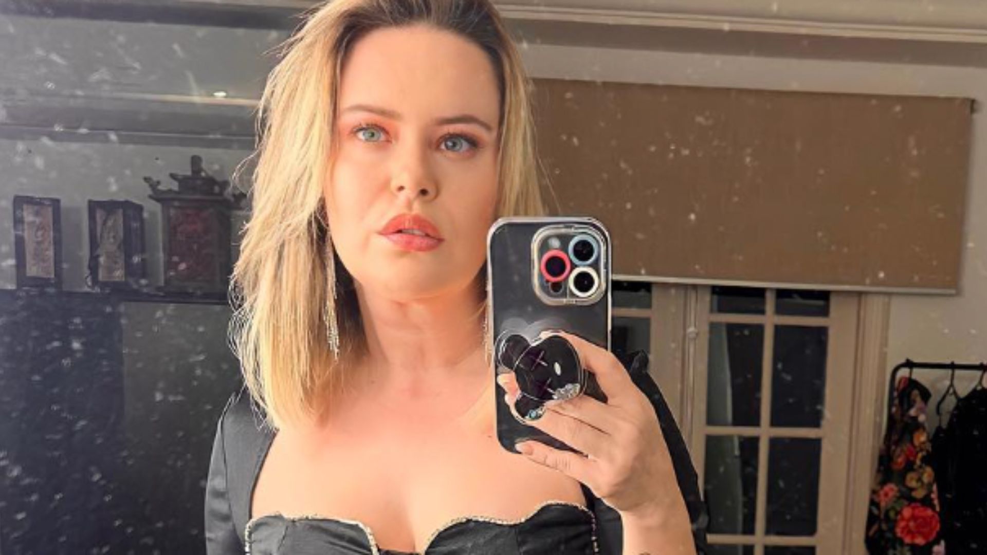 Magérrima, Mari Bridi curte noitada com top e calça de cós baixo: “Rejuvenesceu”