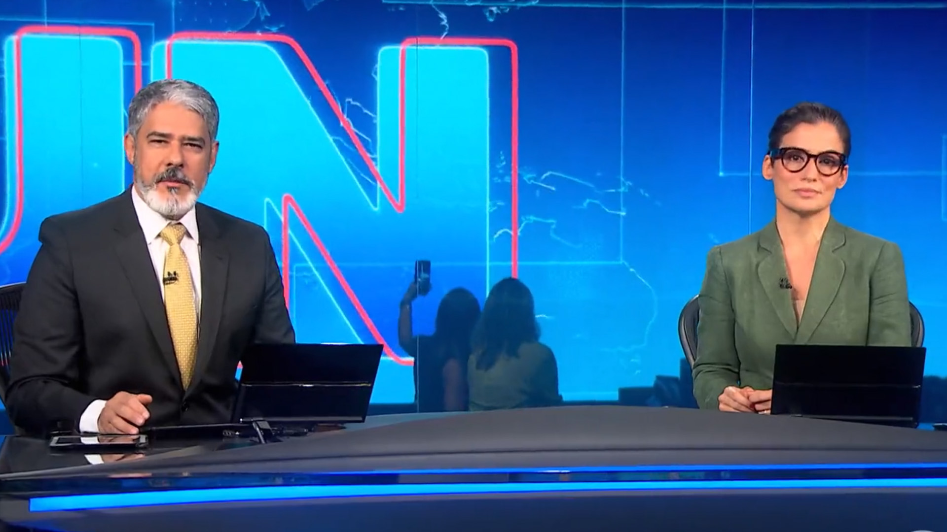 Gafe! ‘Jornal Nacional’ flagra funcionárias da Globo no celular: “Direto pro RH”