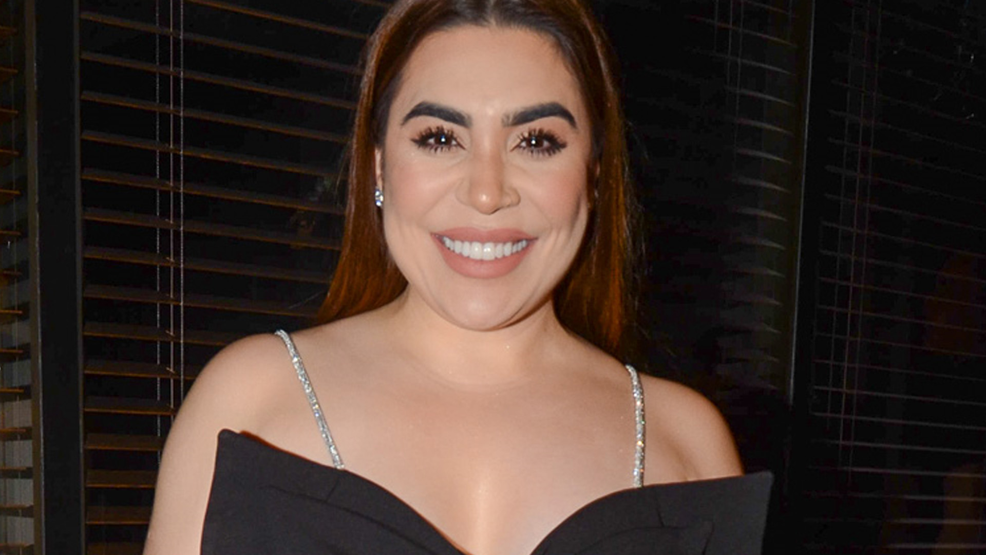Virou bombom? Naiara Azevedo aparece “embalada” e deixa barriga à mostra em show