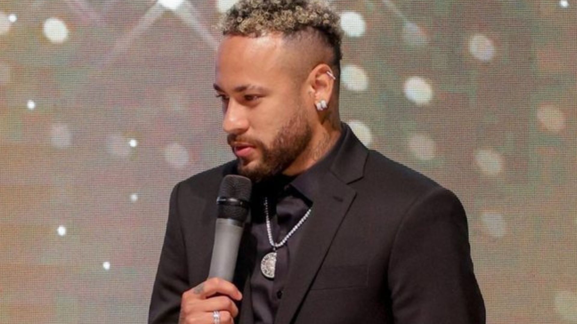 Ao lado da namorada, Neymar é premiado e recebe homenagem após polêmicas: “Feliz”