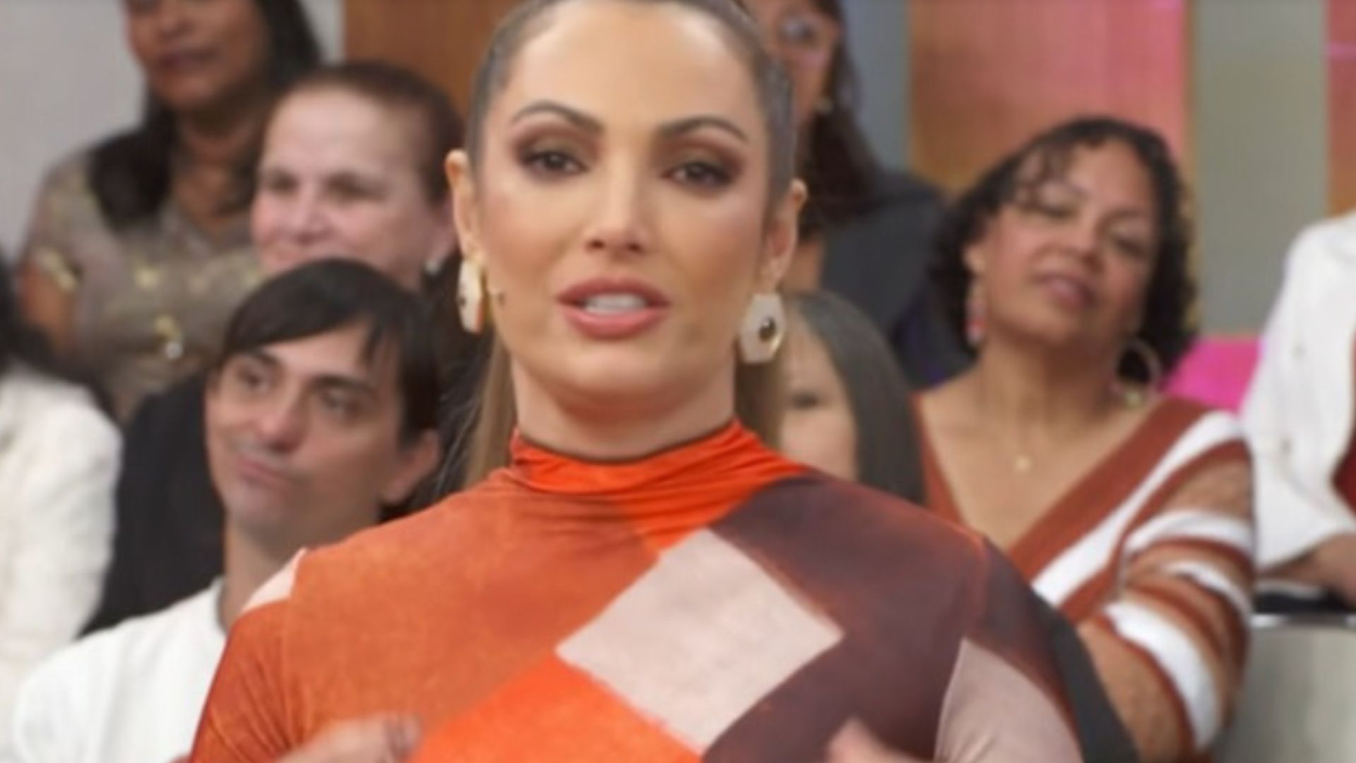 Patrícia Poeta se emociona ao lamentar morte no ‘Encontro’: “Nossa equipe”