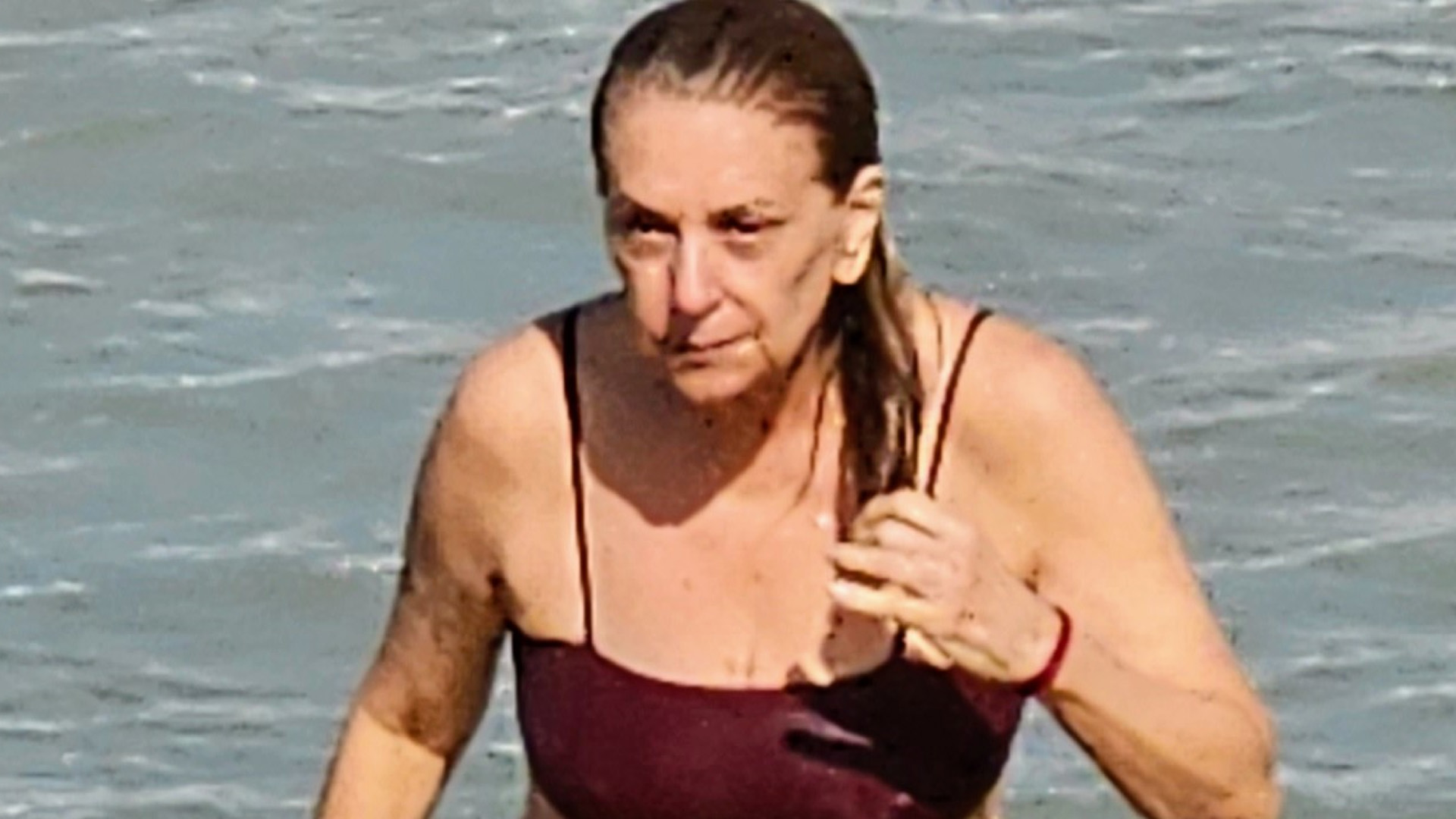 Aos 68 anos, Patricya Travassos desfila corpo sem retoques de biquíni na praia