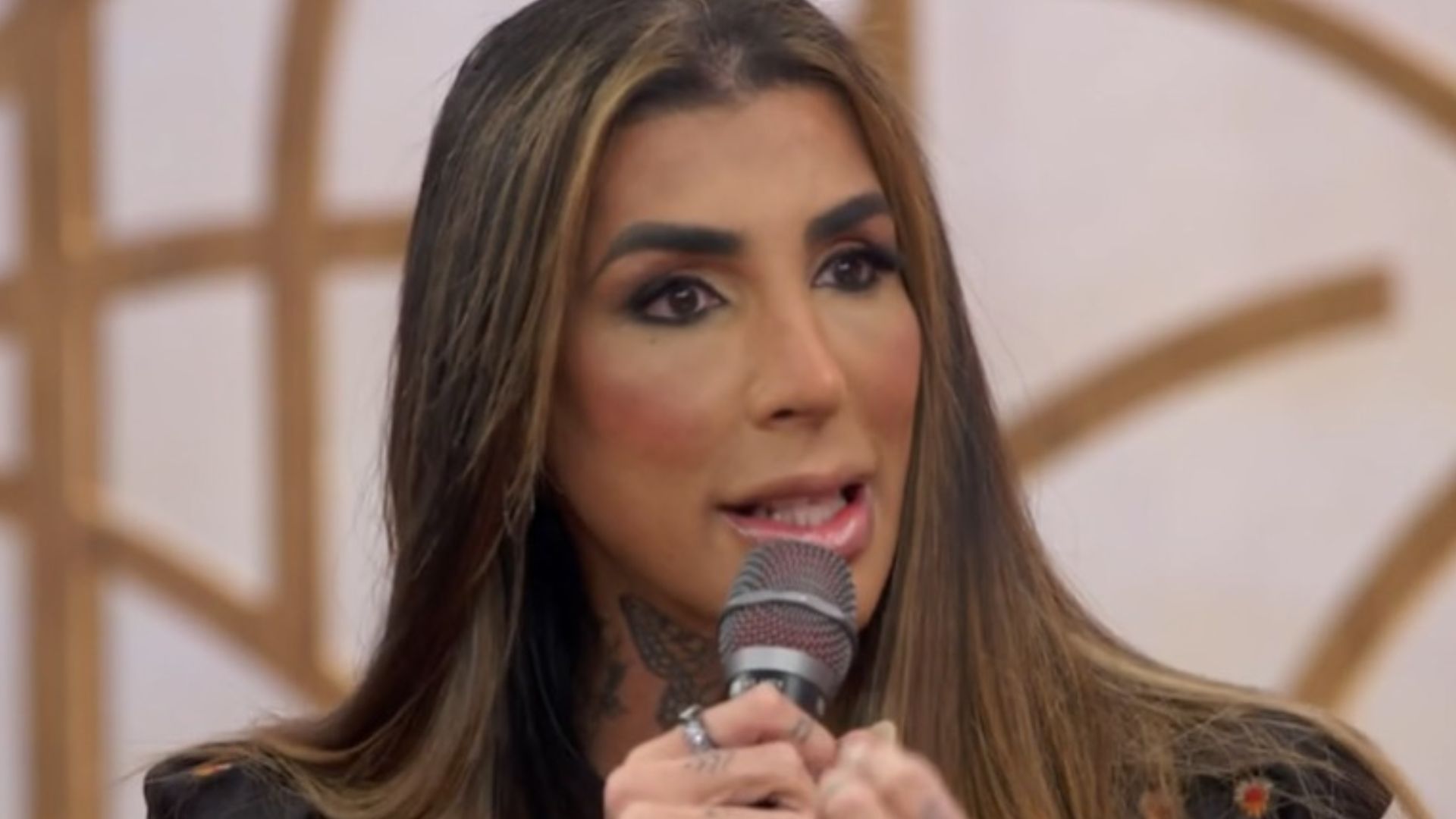 ‘Encontro’ gera comoção ao comemorar Dia do Orgulho LGBT+: “Só pra isso”