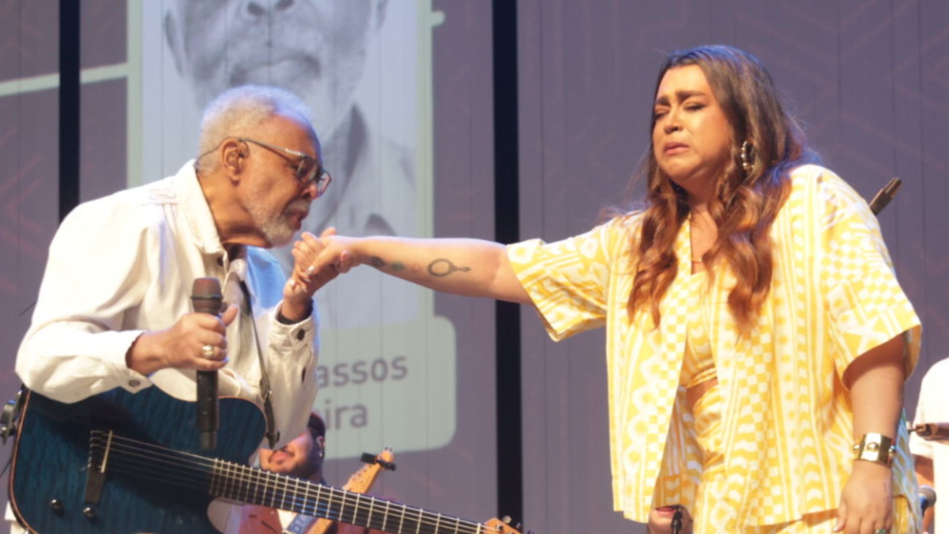 Guerreira! Preta Gil retorna aos palcos, chora muito e é ovacionada por amigos famosos