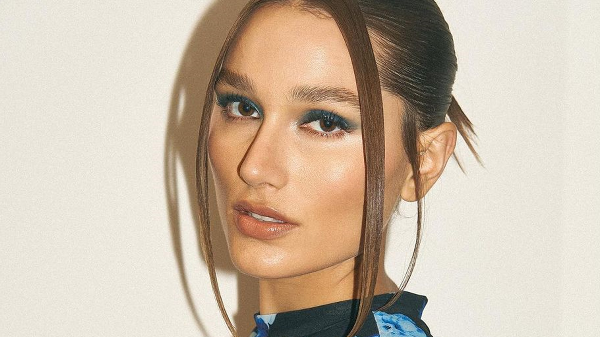 Sasha Meneghel desenha curvas e mostra lingerie com vestido transparente : “Lacradora da beleza”