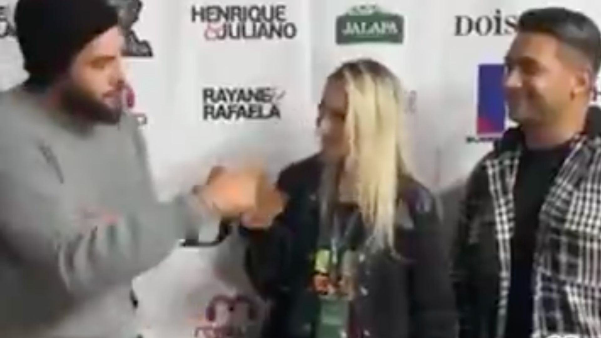 Sertanejo Henrique se irrita após jornalista ignorar Juliano: “Parece que sou solo”