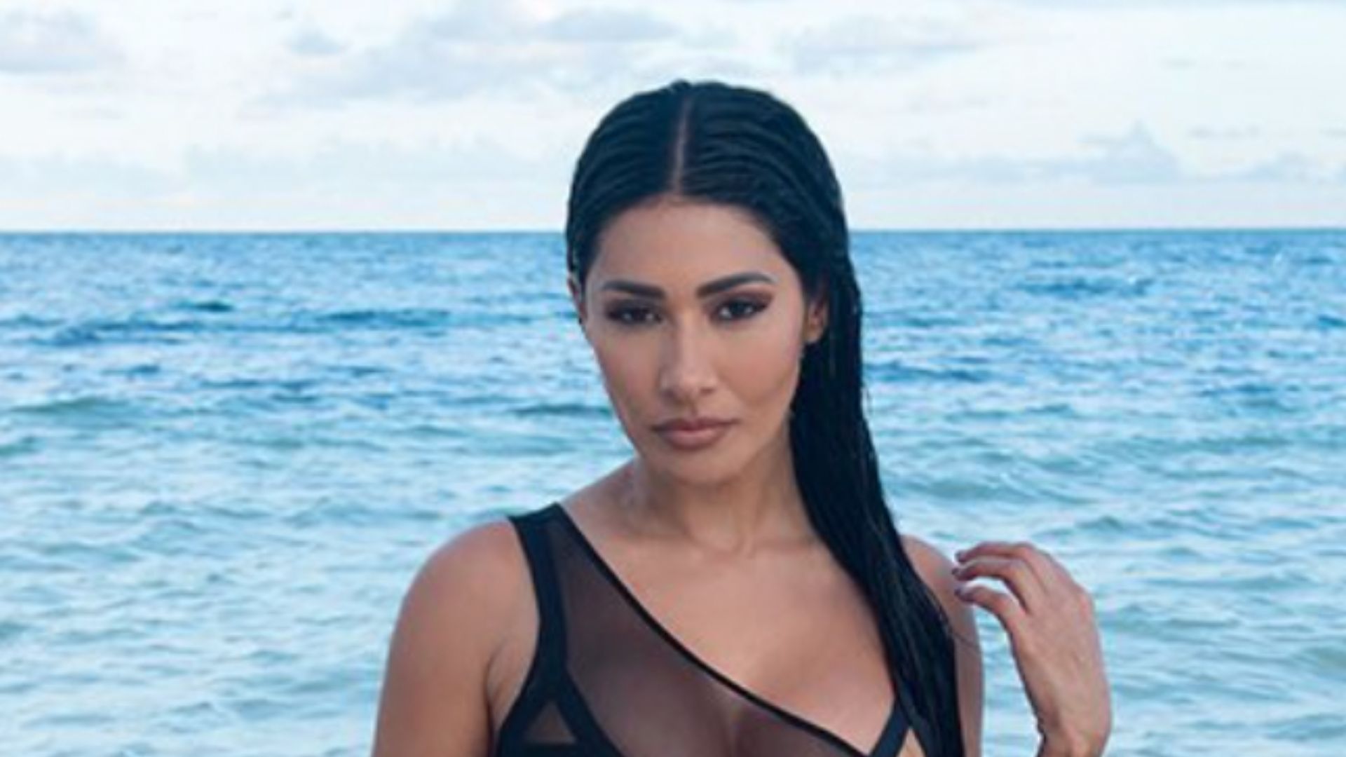 Molhada, Simaria surge na praia com look totalmente transparente: “Gata”