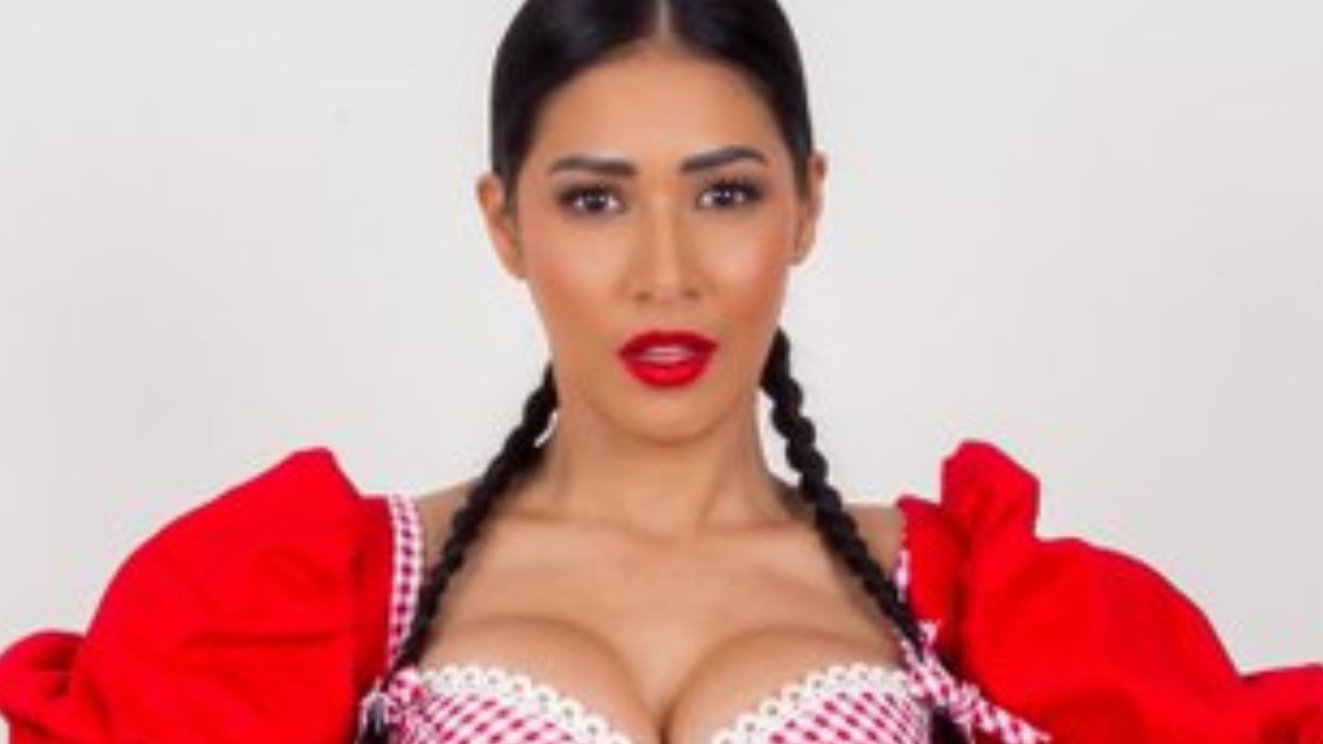 Ignorando o ex, Simaria quase transborda decote em look de São João: “Rainha”