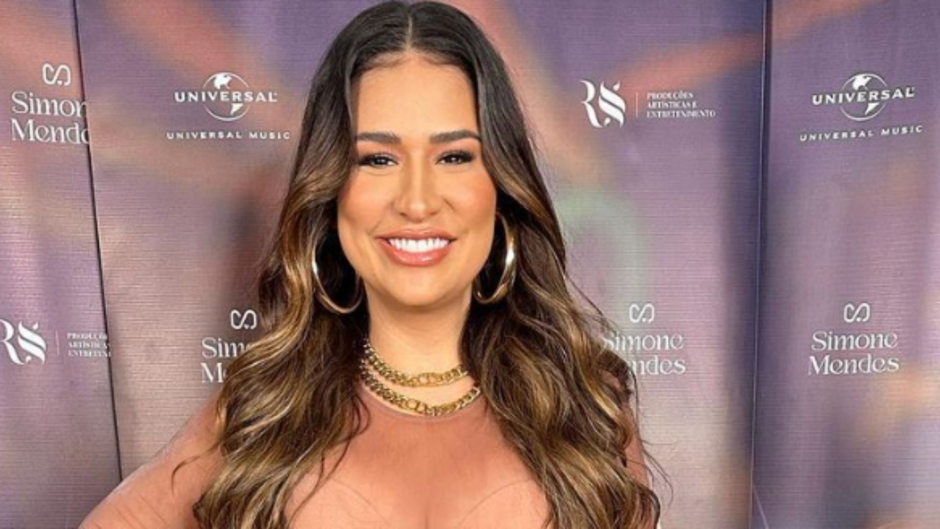 Sequinha, Simone faz show com blusa totalmente transparente: “Linda sem ser vulgar”
