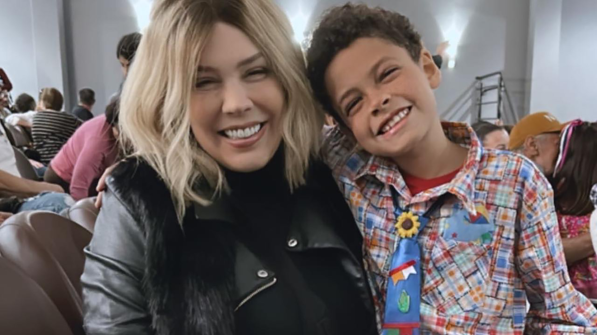 Tratando câncer, Simony marca presença em evento especial do filho: “Mãe impecável”