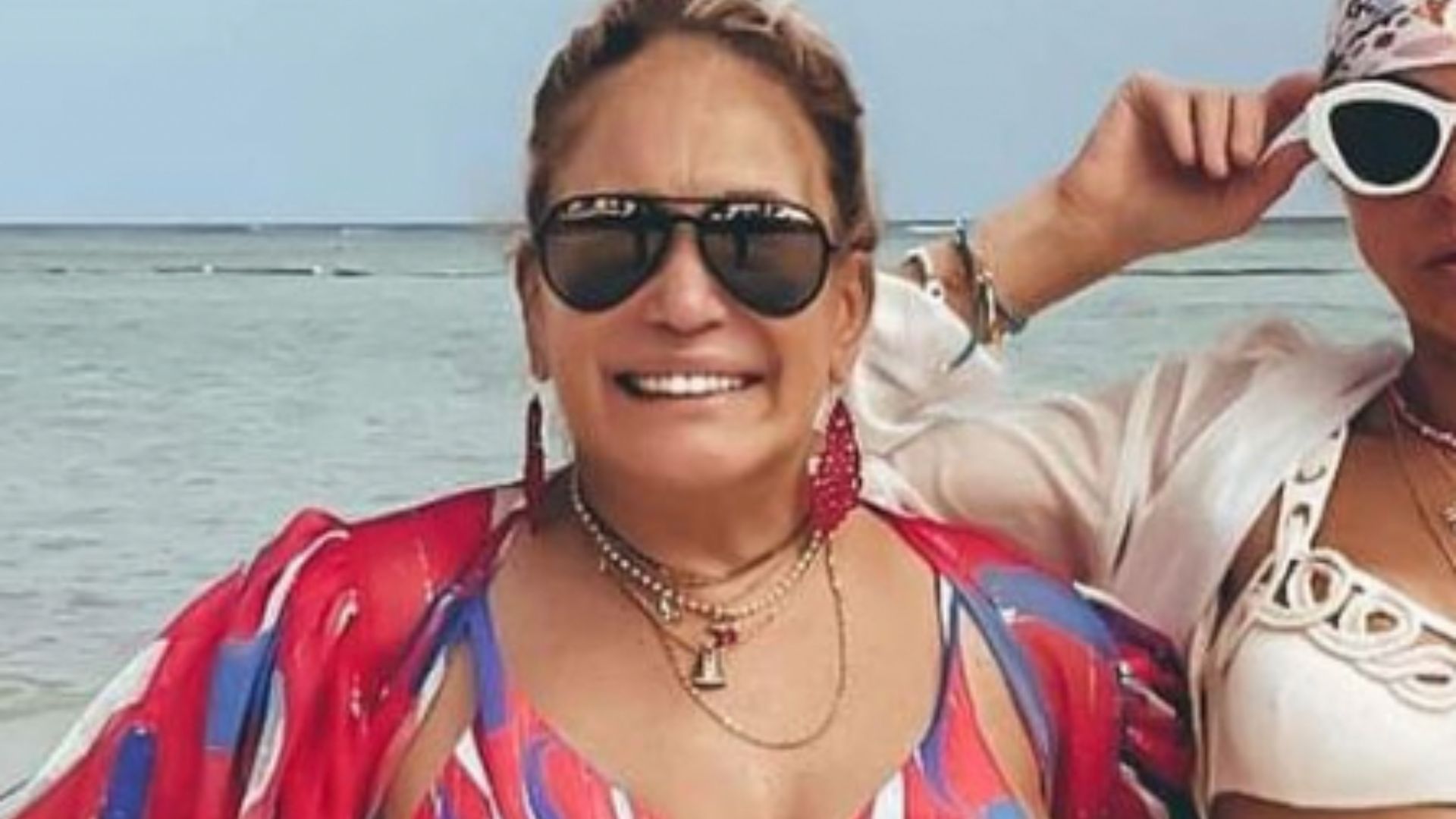 Susana Vieira posa de maiô cavado e exibe corpo escultural: “É para poucas”