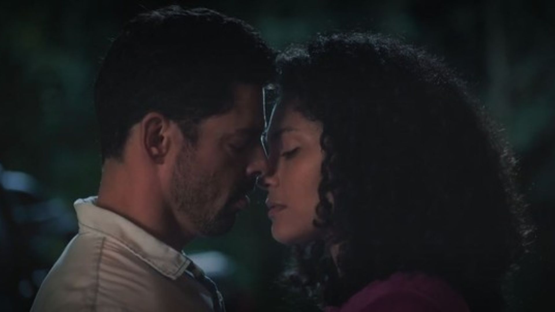 Terra e Paixão: Aline esquece Daniel e se entrega em beijo de Caio