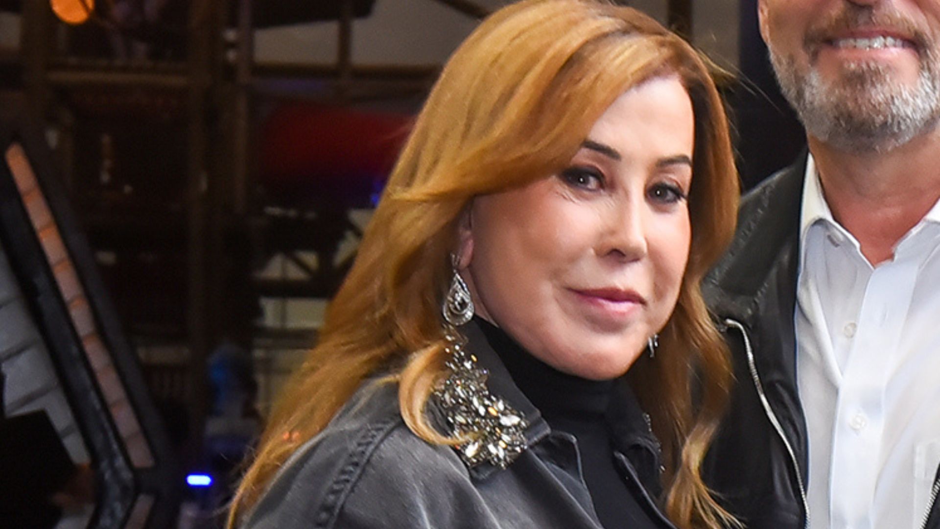 Recém-internada, Zilu Camargo surge agarradinha ao namorado na festa do neto