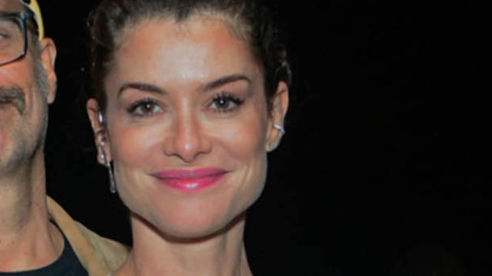 Rara aparição: marido de Alinne Moraes exibe visual inusitado ao lado da atriz