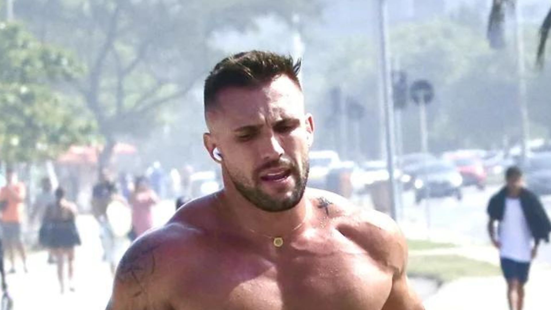 Que homem! Ex-BBB Arthur Picoli é flagrado sem camisa após perder 18 kg