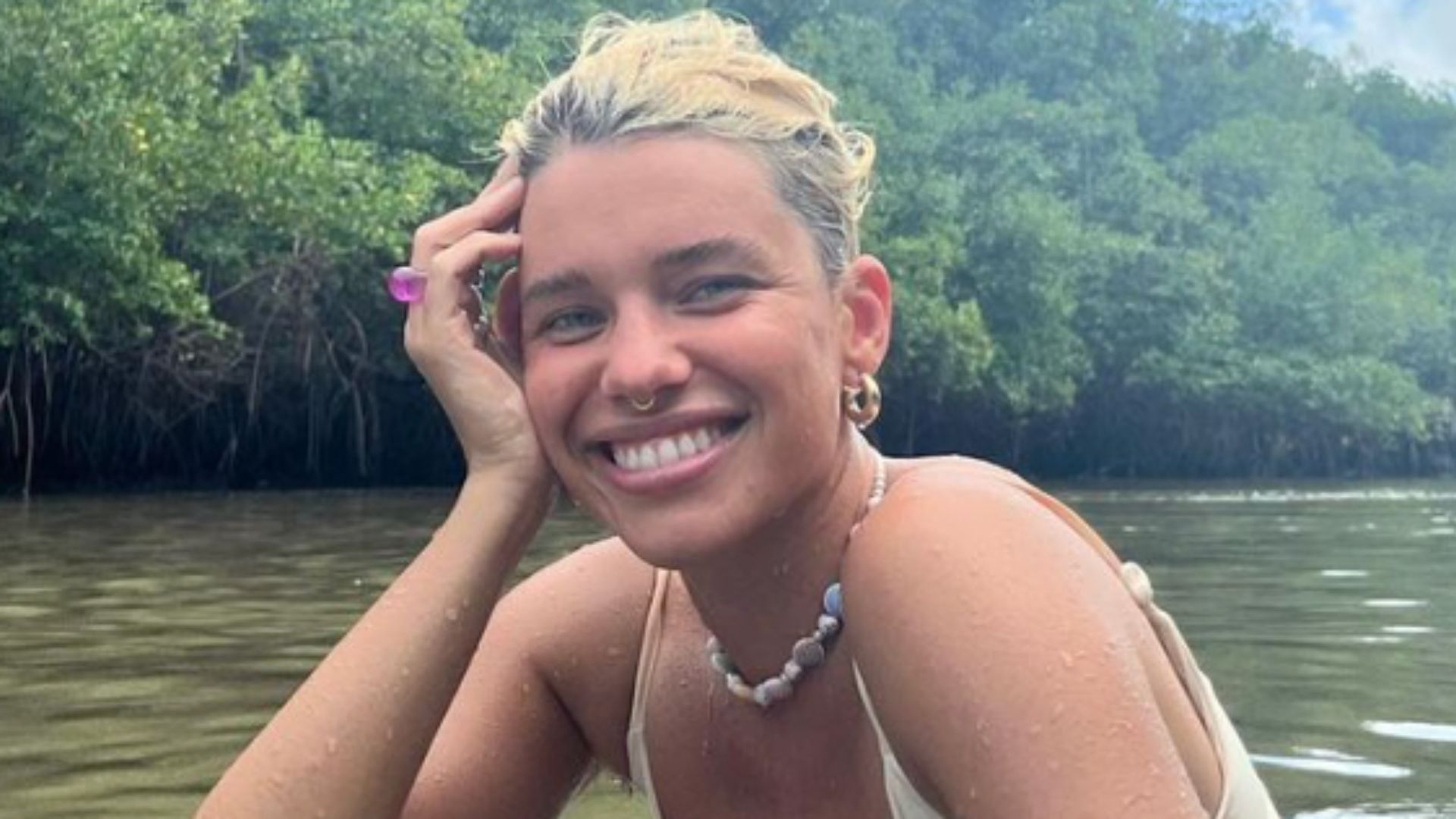 Ao natural, Bruna Linzmeyer posa de biquíni e pelos saltam para fora: “Inspiração”