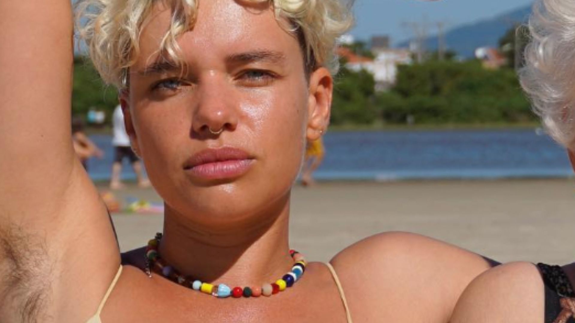 Bruna Linzmeyer exibe axilas peludas em foto ao lado da avó: “Foco de polêmica”