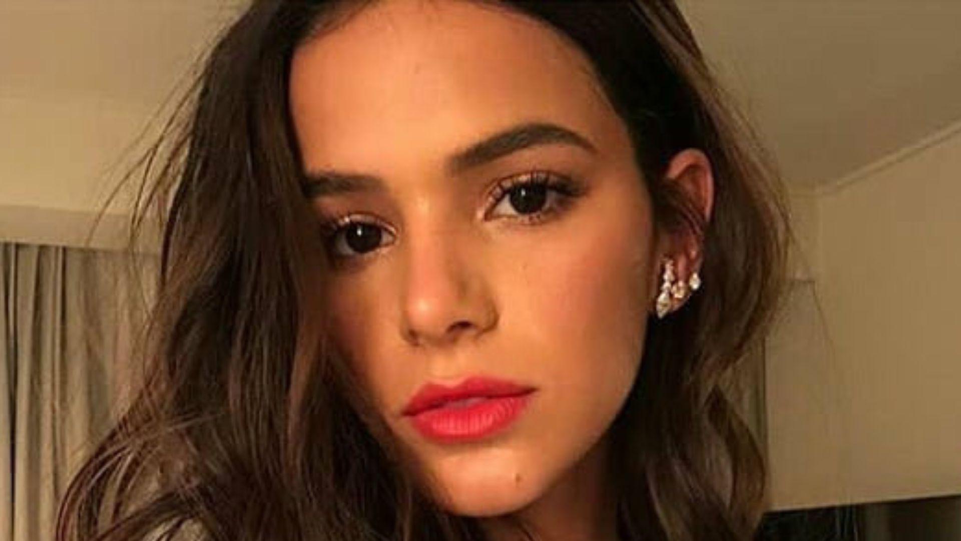 Revoltada, Bruna Marquezine se pronuncia sobre romance com cantor: “Doze horas por dia”