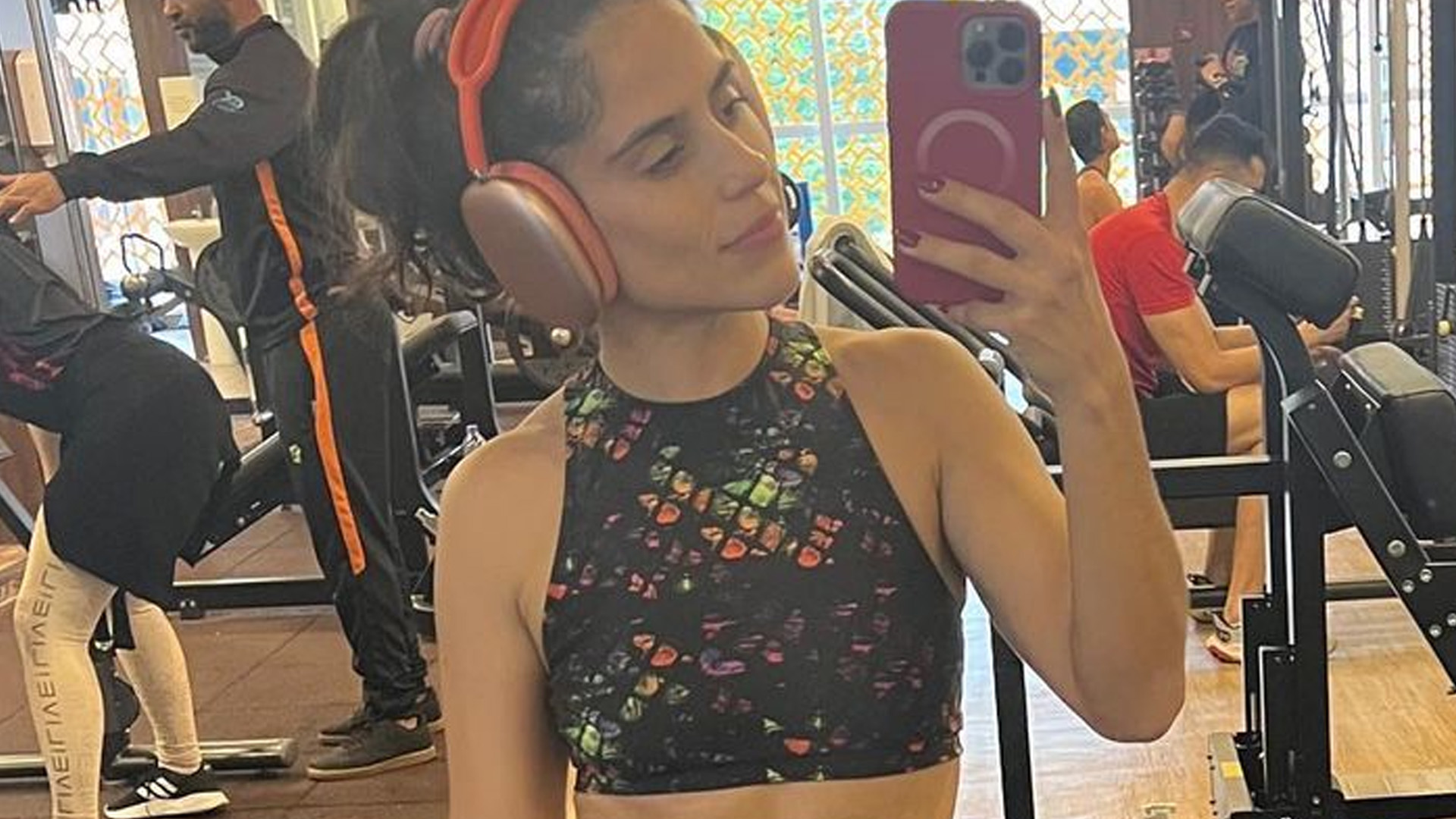 Mãe de dois, Camilla Camargo exibe raro clique da barriga sarada: “Parece menina”