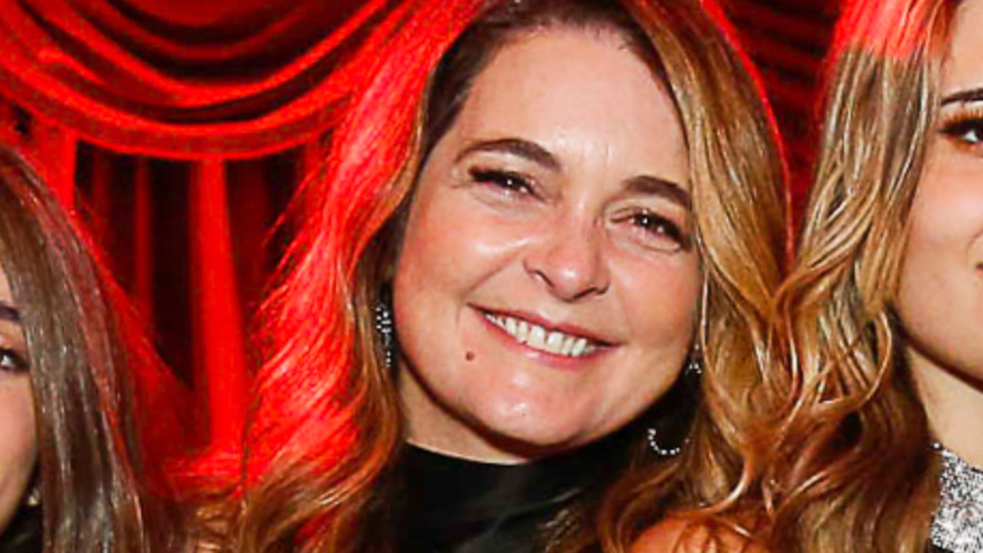 Maturidade! Claudia Abreu reúne os 4 filhos em foto e reencontra o ex-marido