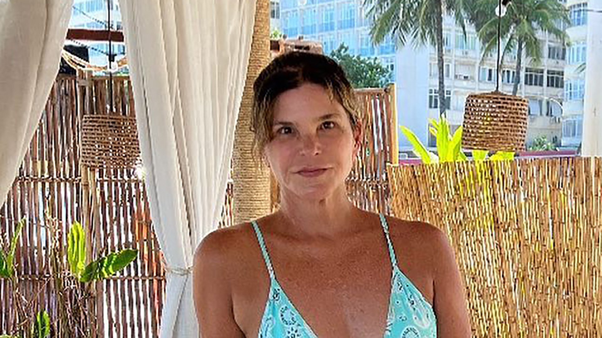 Aos 59 anos, Cristiana Oliveira ostenta corpo real e jovialidade surpreende: “Não envelheceu”