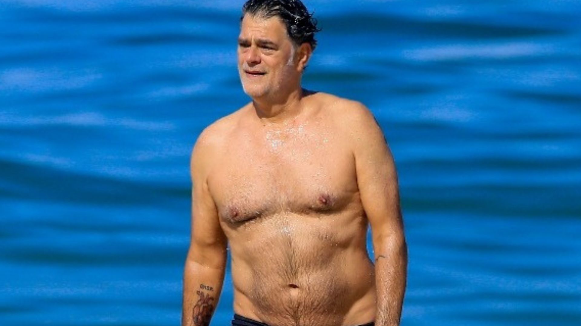 Molhado, Eduardo Moscovis marca intimidade em flagra na praia e volume chama atenção