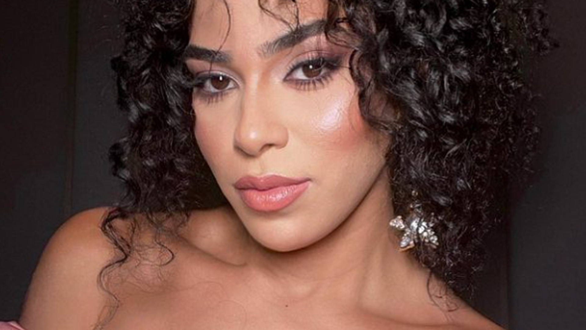 Ex-BBB Elana Valenaria divide opiniões com look decotado em casamento: “Não valorizou”
