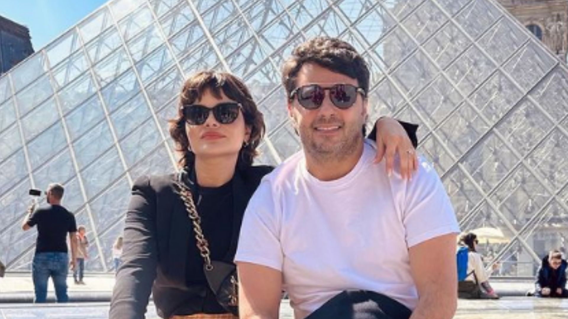 Esbanjando beleza, Vanessa Giácomo curte Paris com família: “Maravilhosos!”