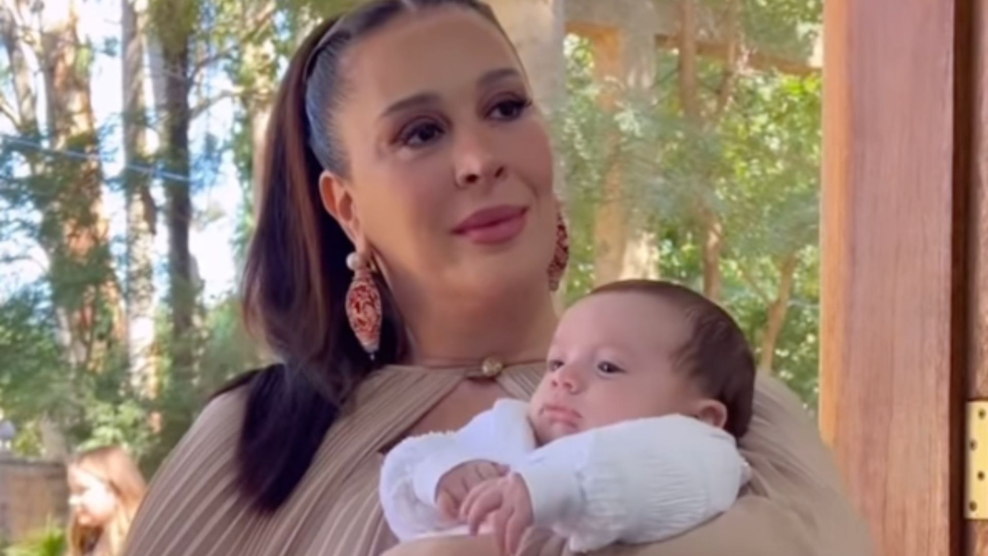 Claudia Raia revela padrinhos do filho, Luca, e faz escolha conservadora